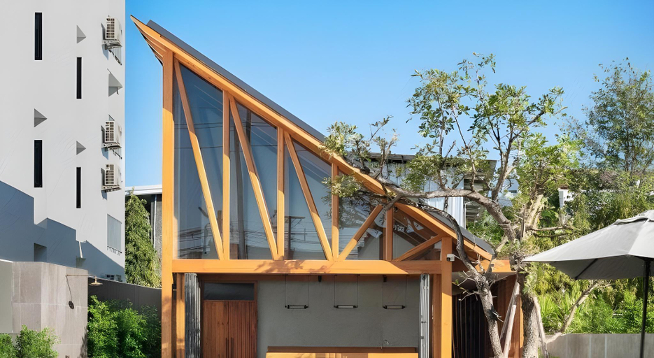 Exterior & Views