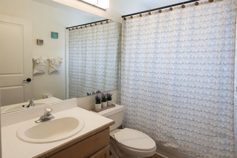 Bathroom 2, 3BR Pool Home in Kissimmee Sleeps 6, Osceola