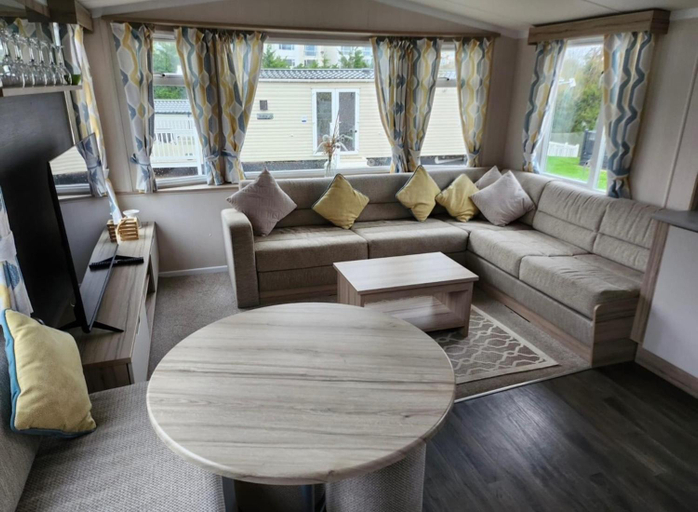 2, Beverley bay 2-Bed Caravan Sleeps 6 Pet Friendly, Torbay