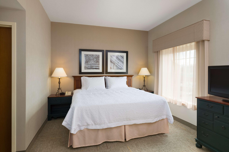 Bedroom 2, Hampton Inn & Suites State College at Williamsburg Square, Centre
