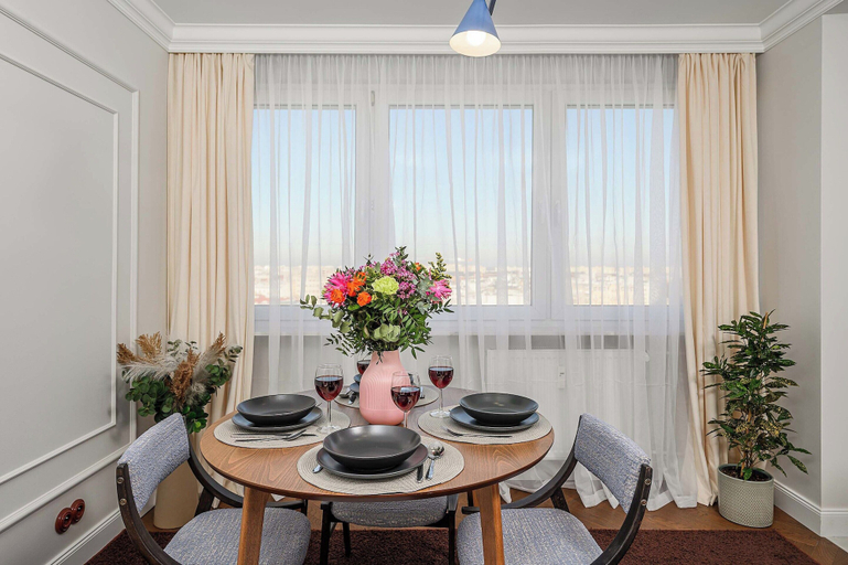 Dining 2, Family Stay in Warsaw, Warsaw