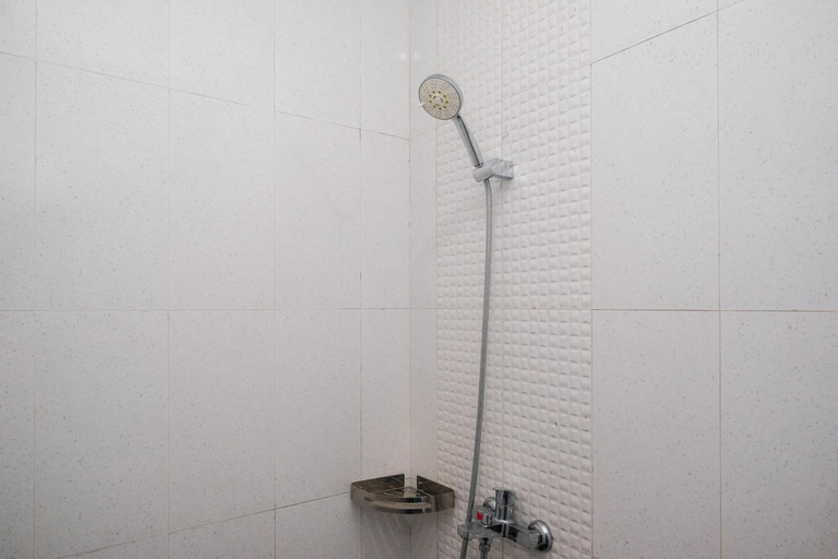 Bathroom 4, Urbanview keTemon Hotel & Resto YIA by RedDoorz, Kulon Progo