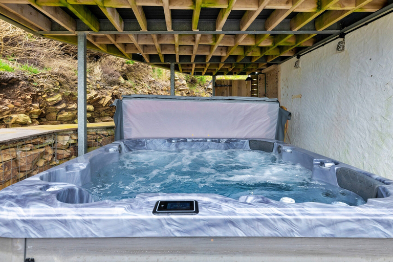 Pool, Stunning Bude Retreat With Hot Tub, Gwynedd