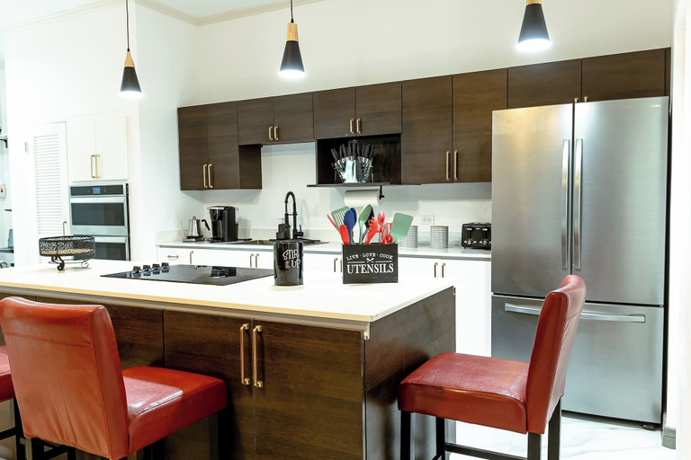 Interior 2, Summer Escape-2br Apt-pool-7 Min Airport-pool