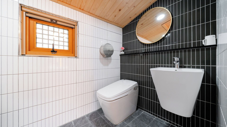 Bathroom 3, Gyeongju Ipsaedalseumeunal, Gyeongju