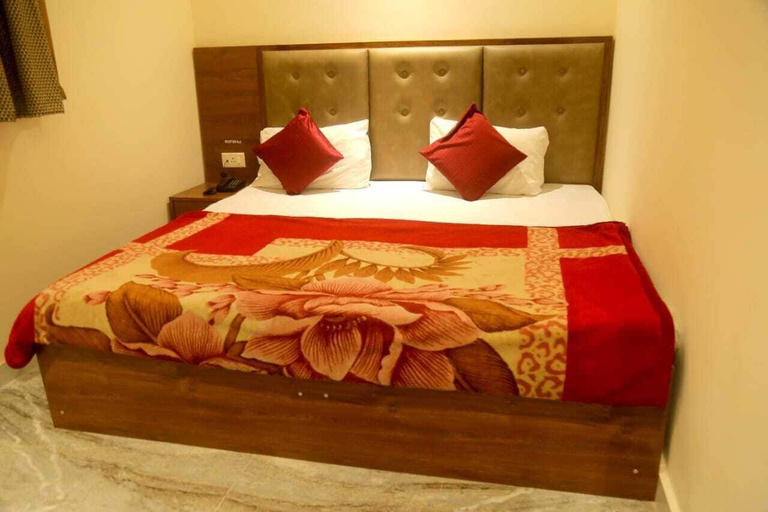 Room 5, MM TAJ STAY, Agra