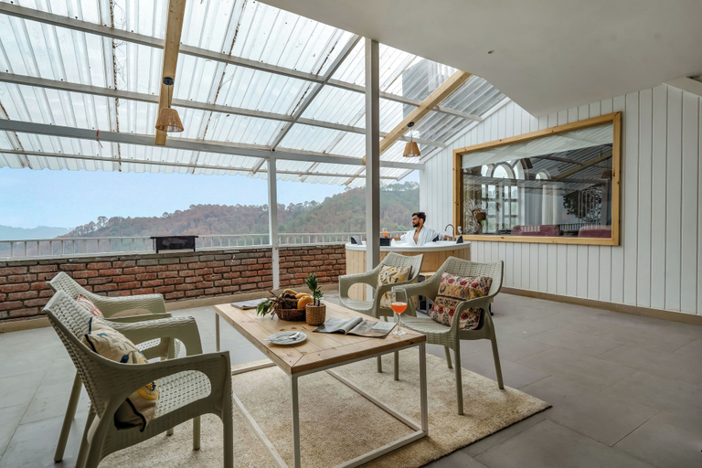 Outdoor dining, ELIVAAS Beyond the Curb Villa, Solan