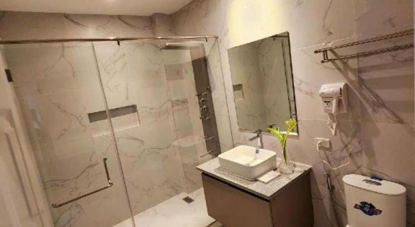 Bathroom 4, The Hotel Sophia, Cauayan City