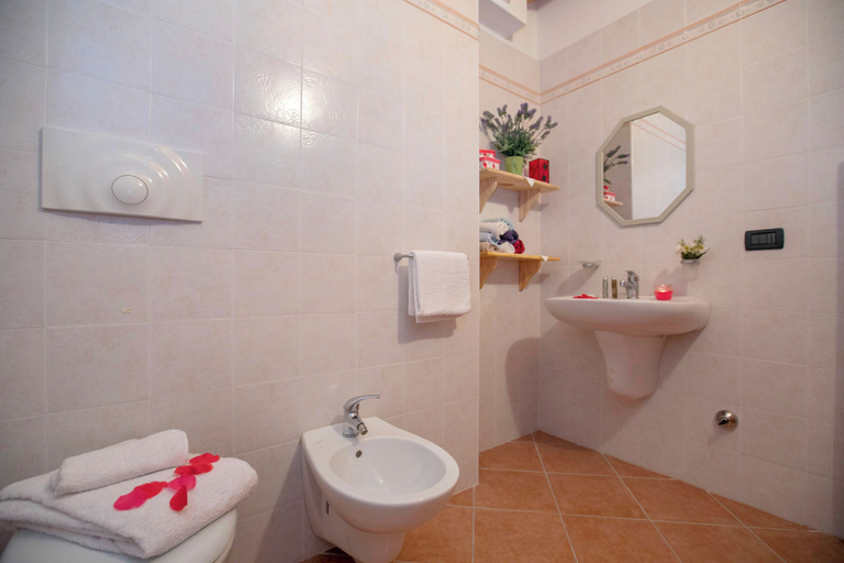Bathroom 3, Appartamento Centro Storico Riva, Trento