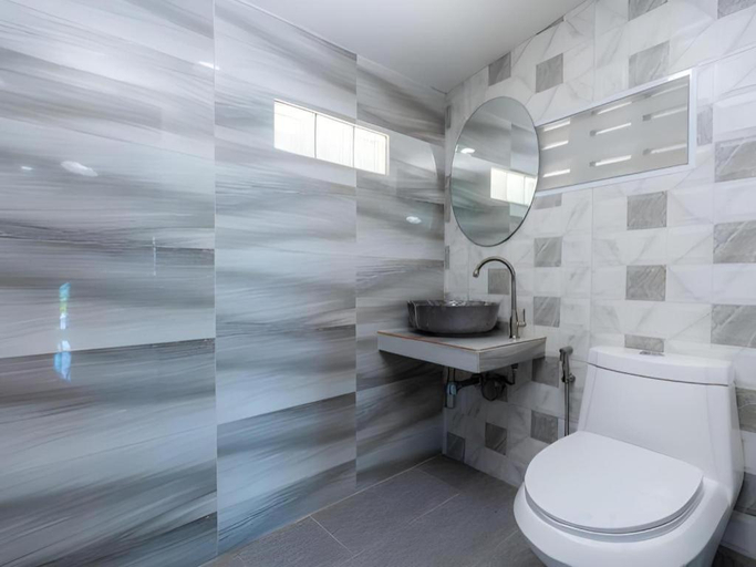 Bathroom 3, Sichang Marina Resort, Koh Si Chang