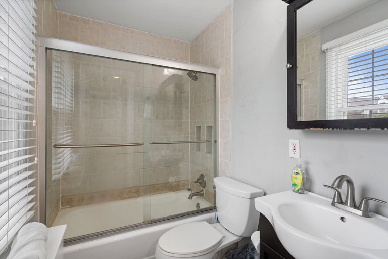 Bathroom 4, Charming Townhouse Retreat by Cozysuites, Alexandria