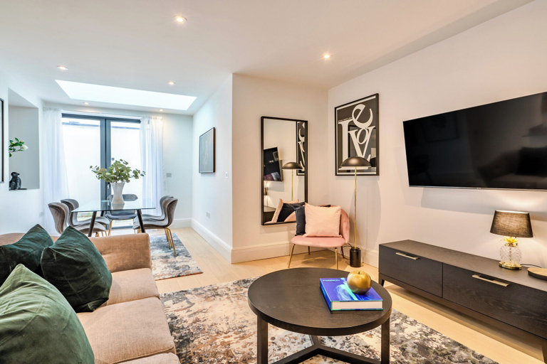Living area 4, The Courtyard Clause at No. 64, London
