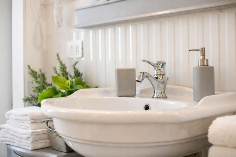 Bathroom 5, Country Lodge, Siena