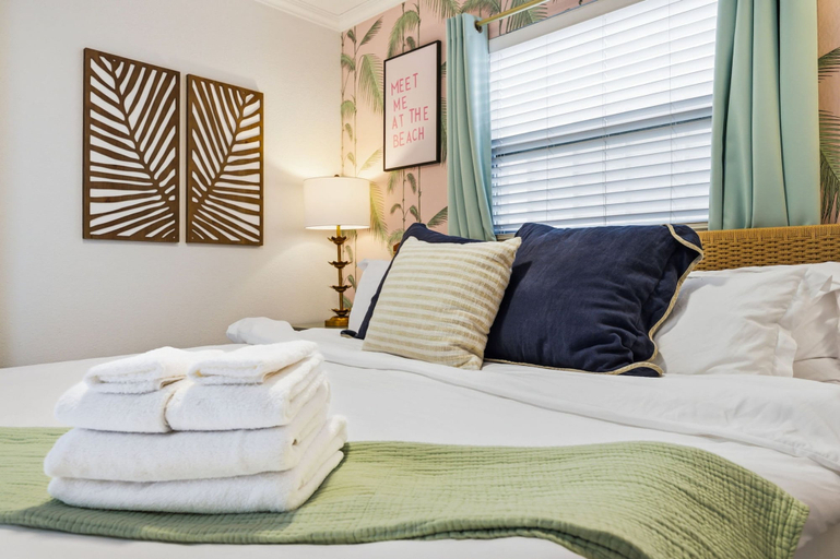 Room 5, 4 Br Oasis Pool Tiki Hut Hot Tub Ping Pong Arcade, Pinellas