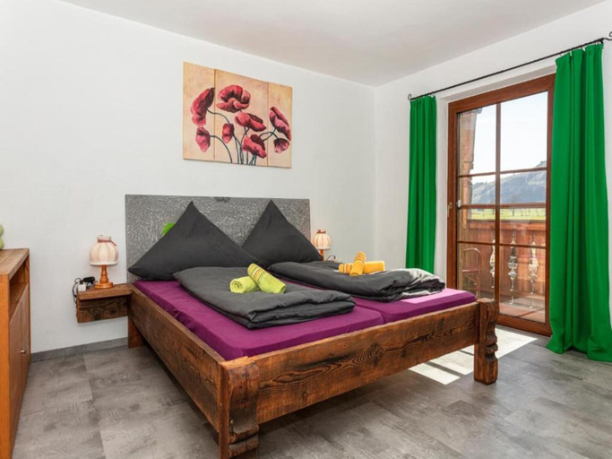 Room 5, Holiday apartment on a farm with outdoor whirlpool, Zell am See