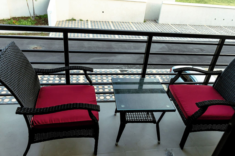 Balcony 3, Summer Escape-2br Apt-pool-7 Min Airport-pool