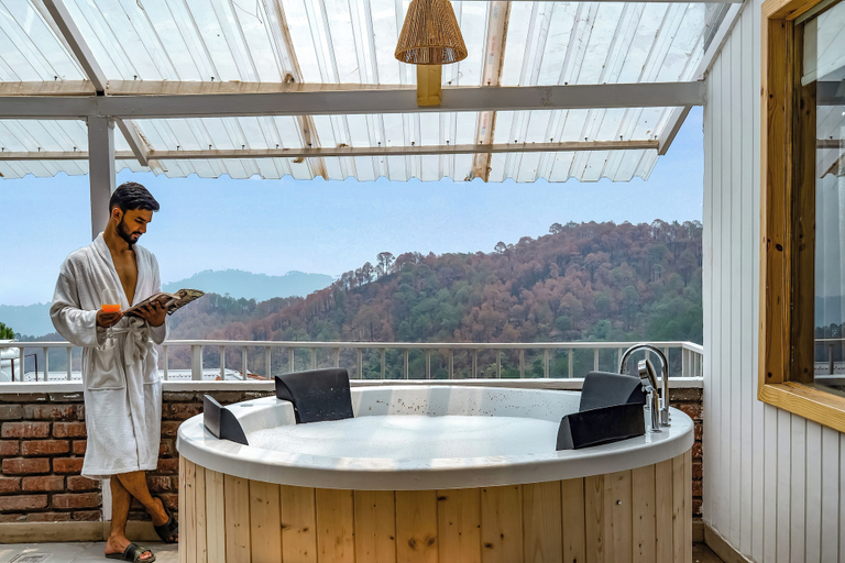 Outdoor spa tub 2, ELIVAAS Beyond the Curb Villa, Solan