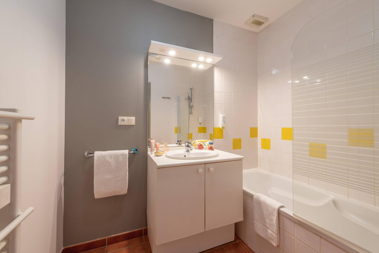 Bathroom 5, Comfort Aparthotel Nantes La Beaujoire, Loire-Atlantique