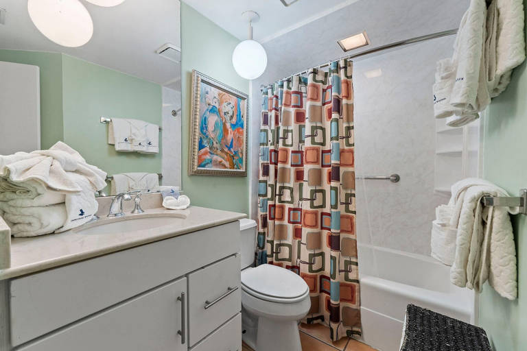 Bathroom 3, Summer House 1504a, Baldwin