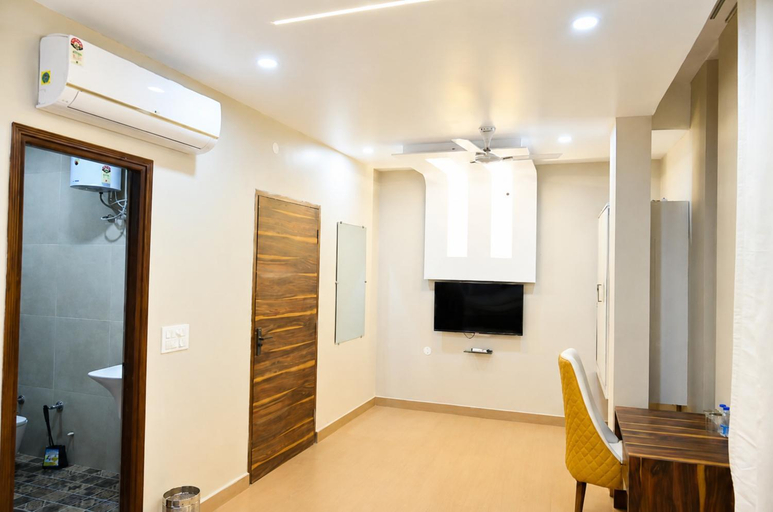 Shared lounge/TV area 5, Nayaab Hotel Firozpur, Firozpur