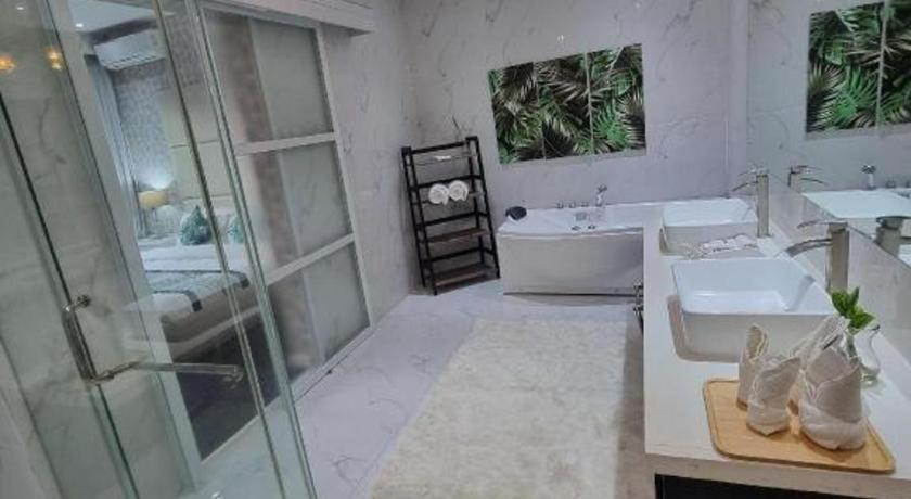 Bathroom 4, The Hotel Sophia, Cauayan City