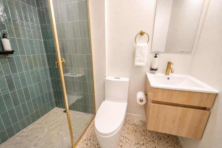 Bathroom 3, Room 7: Design-Forward Studio by Lagoon
