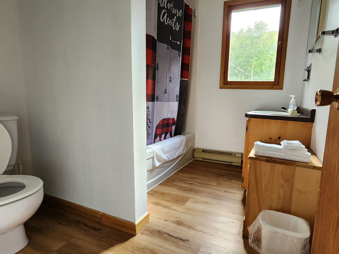 Bathroom 2, Haliburton Forest & Wild Life Reserve, Haliburton