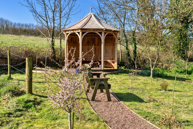 Balcony 2, Beach Cottage With Hut for 9, Devon
