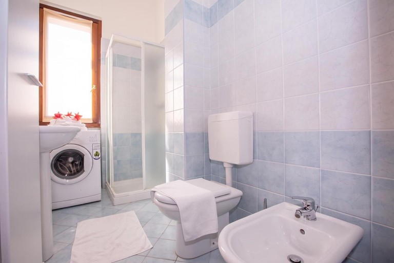 Bathroom 2, Fontana Del Lago Apartments, Lecco