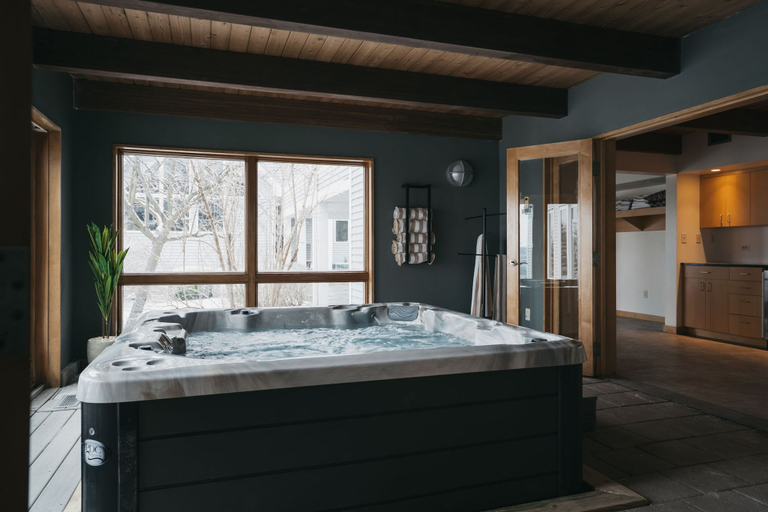 Room 4, Luxury Lakeview Estate w Indoor Pool Golf Sim, Tompkins