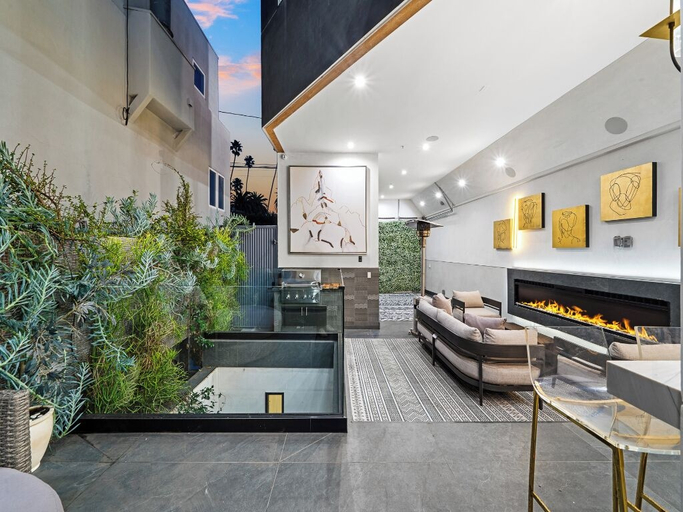 Exterior 4, Lady Lucia, Los Angeles