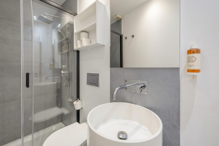 Bathroom 3, Madragoa Apartments, Lisbon