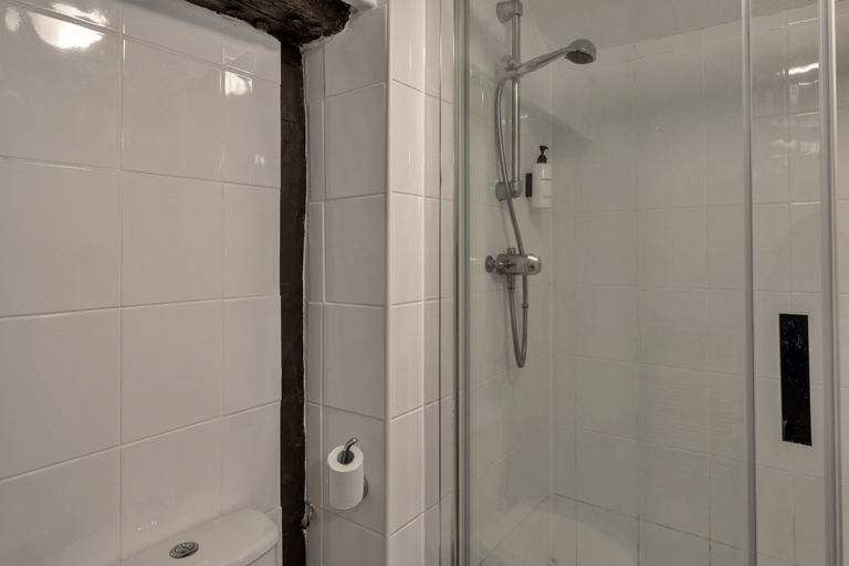 Bathroom, Beach Cottage With Hut for 9, Devon