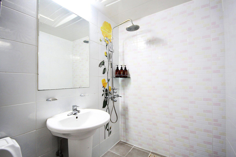 Bathroom 3, Tongyeong W, Tongyeong