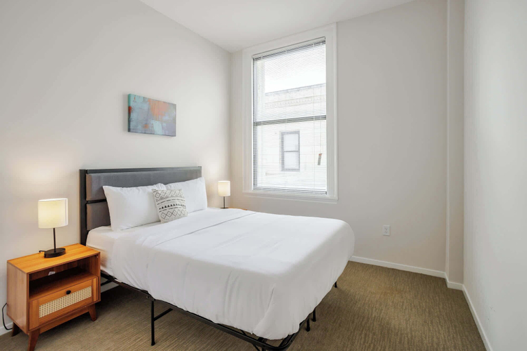 Room 5, CozySuites - Sky Central, Hamilton