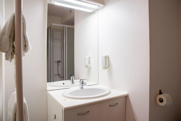 Bathroom 3, Comfort Aparthotel Besancon Hauts du Chazal, Doubs