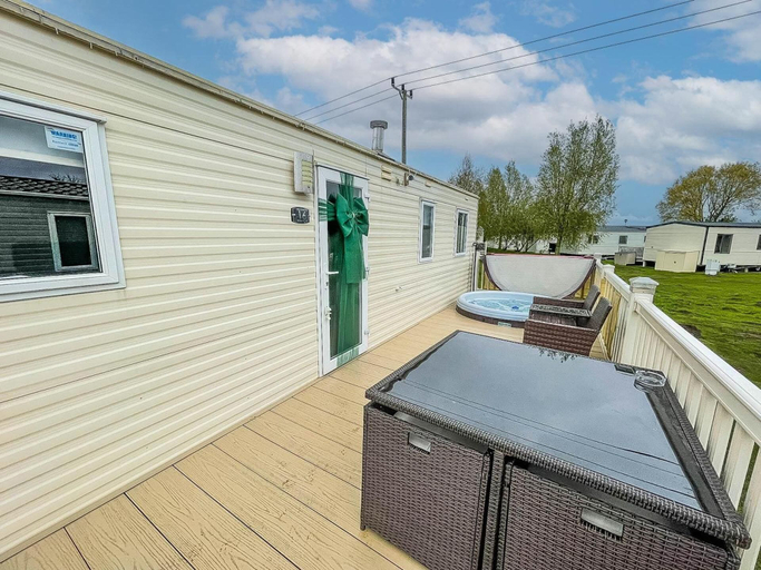 Terrace/patio 3, Caravansleeps8-hottub-fireplace-garden-patio, Lincolnshire