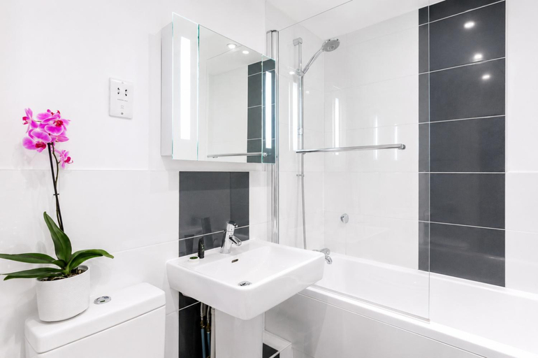 Bathroom 2, Roomspace Serviced Apartments - Capitol Square, Surrey