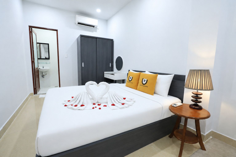 Room 2, Shogun Hotel, District 5