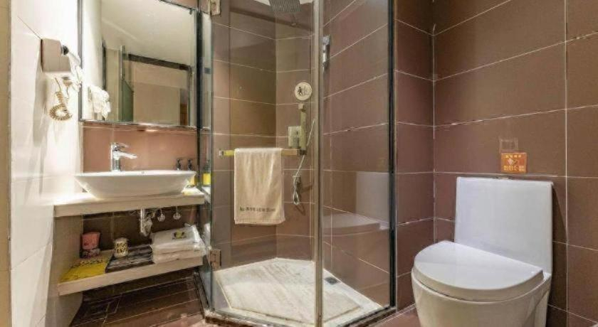 Bathroom 4, IU Hotel Shanwei Haifeng Passenger Station, Shanwei