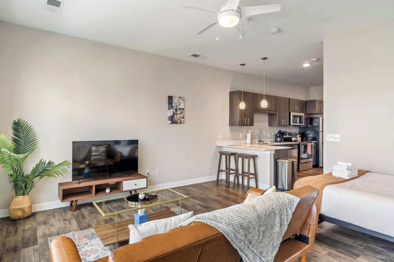 Living area 5, CozySuites - Penrose, Marion
