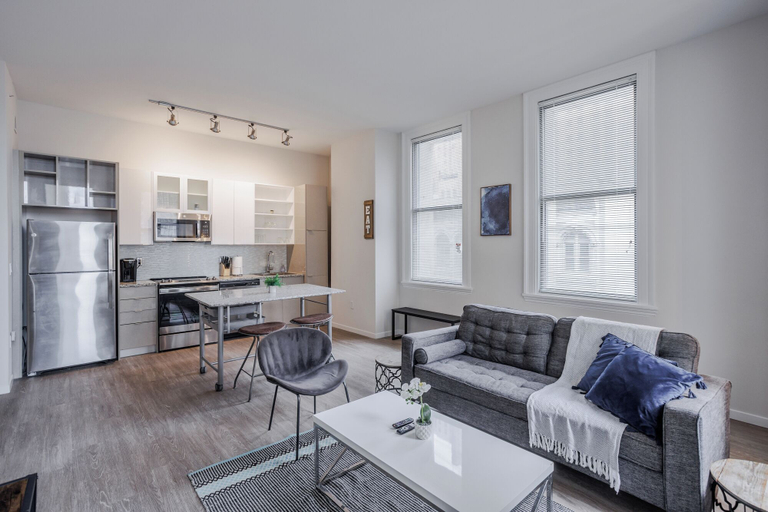 Room 3, CozySuites - Sky Central, Hamilton