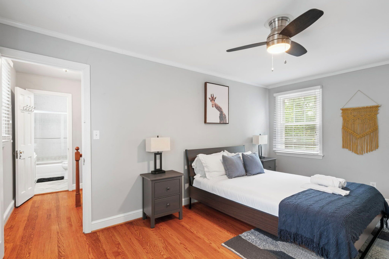 Room 2, Charming Townhouse Retreat by Cozysuites, Alexandria