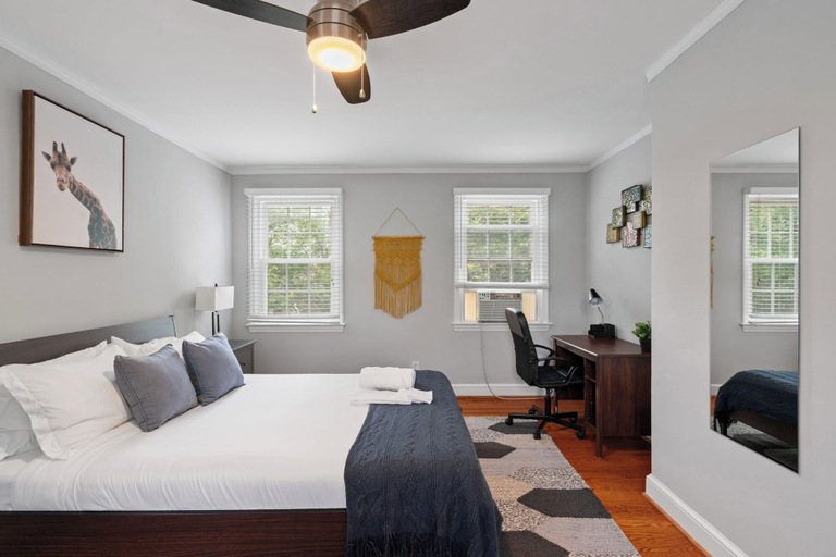 Room 3, Charming Townhouse Retreat by Cozysuites, Alexandria