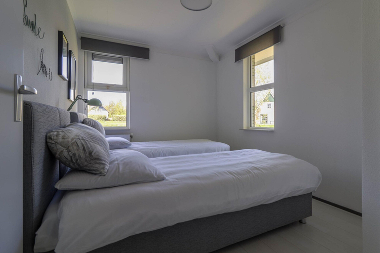 Room 3, Makkum Bungalow With Private Jetty, Wûnseradiel