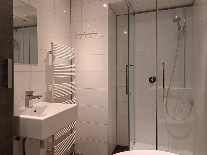 Bathroom 5, Makkum Bungalow With Private Jetty, Wûnseradiel