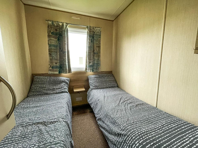 Room 4, Caravansleeps8-hottub-fireplace-garden-patio, Lincolnshire