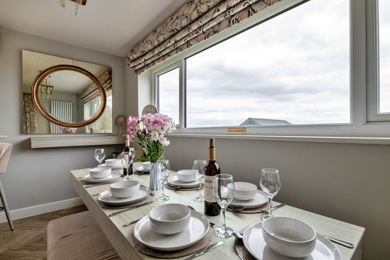 Dining 4, Stunning Bude Retreat With Hot Tub, Gwynedd