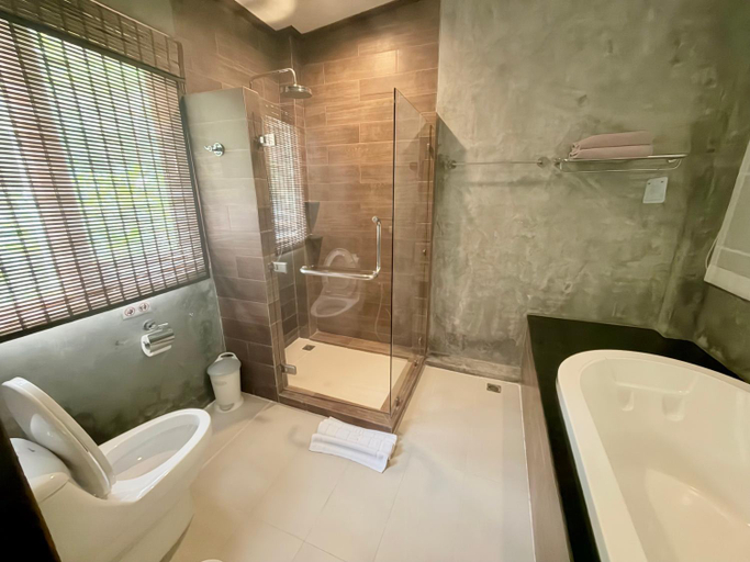 Bathroom 4, Aonang Phu Petra Resort, Mueang Krabi