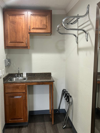 Bathroom 5, Golden Eagle Motel, Siskiyou